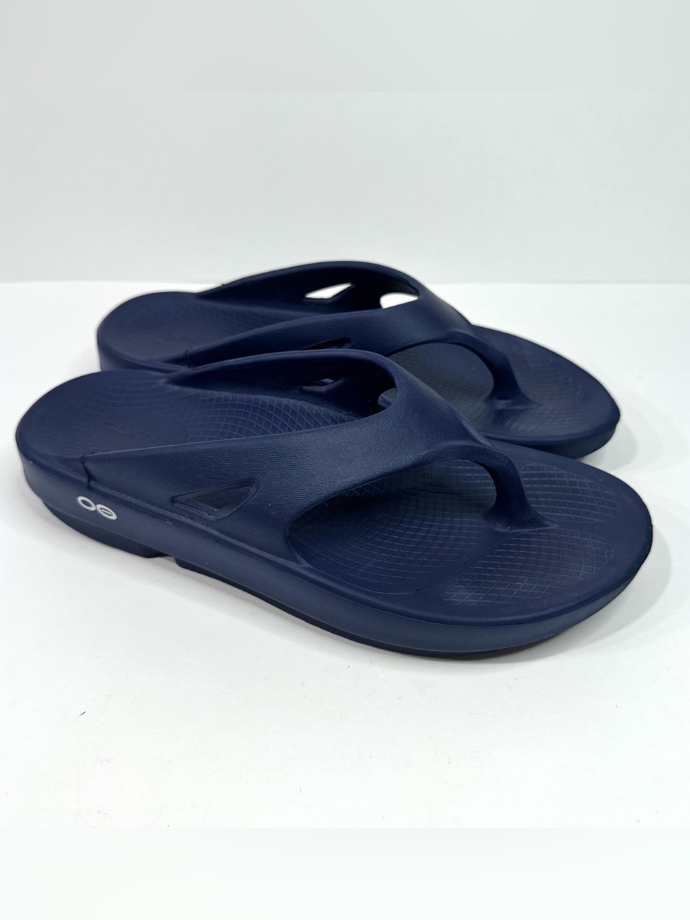 Worn once! OOFOS unisex ooriginal thong sandal in navy women’s 8 men’s 6